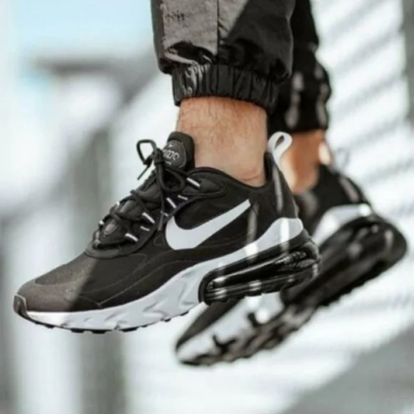 Nike AirMax 270 React Streetwear/Running Shoes Size 10 Men/11.5 Women - Picture 2 of 12